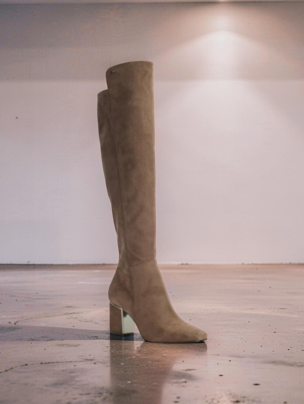 Floor Sampke DKNY Size 7 Knee High faux Suede Boots in Mushroom